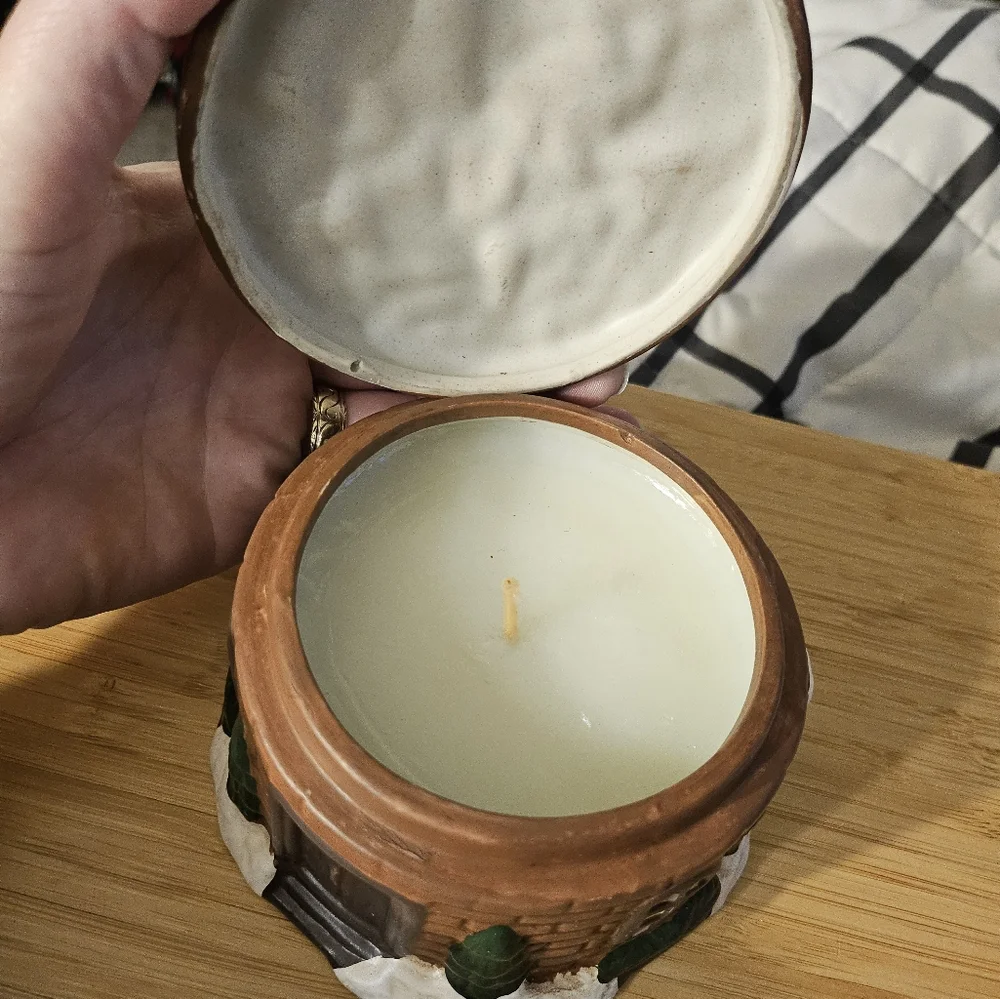 Vintage christmas candle, round cabin‎